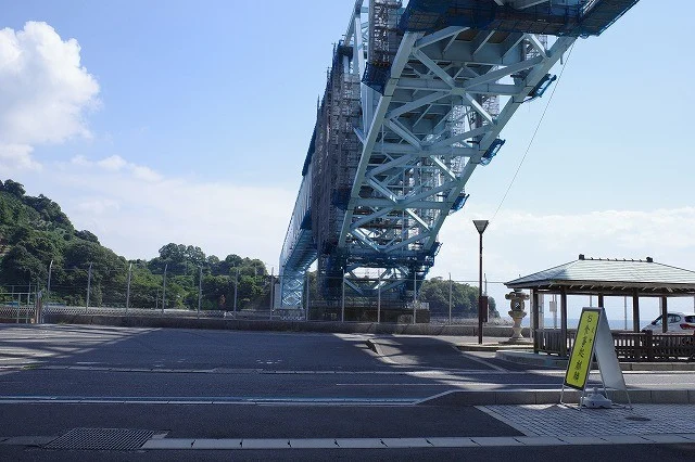 とびしまの橋を見上げる