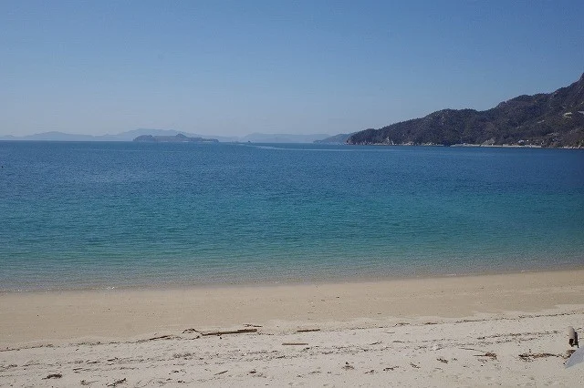 青空と穏やかな県民の浜