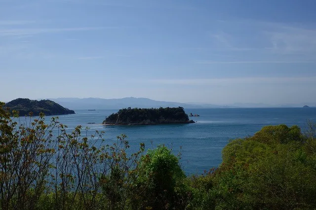 恵みの丘から見る海に浮かぶ島