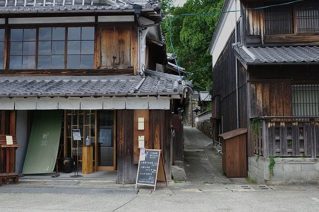 御手洗の商店と路地