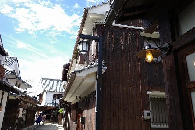 御手洗の家屋から見上げる青空