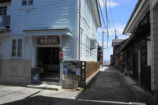 御手洗の商店から海に続く脇道