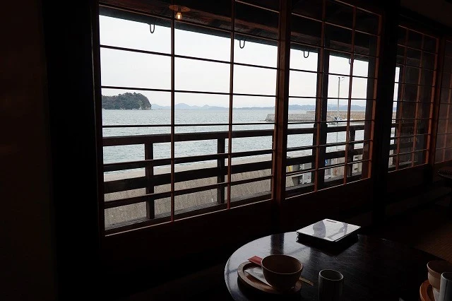 御手洗の船宿カフェから見る海のある景色