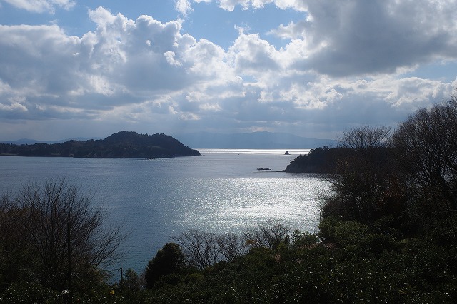 恵みの丘から見る空と輝く海