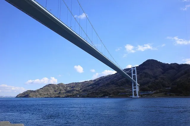 下から見上げる安芸灘大橋